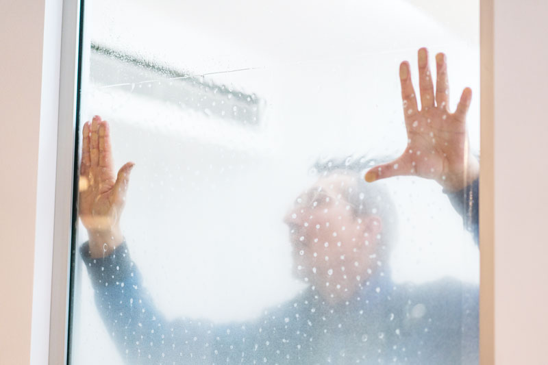 Folien-Profi installiert Milchglas-Dekorfolie an Fenster