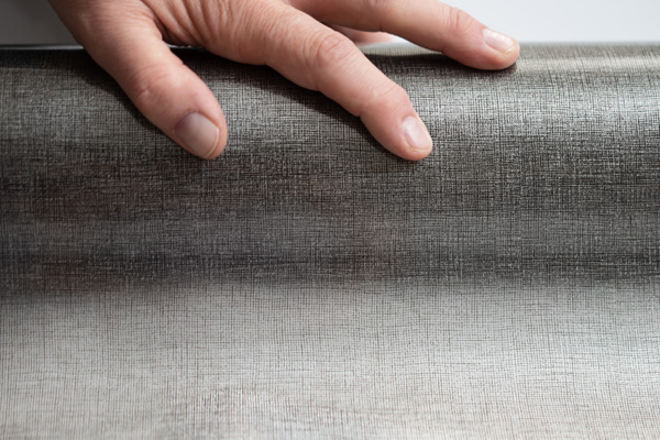 Hand auf Folien-Ballen